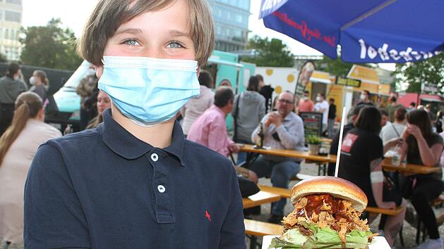 Emilio Zapf bummelte mit seinem Paten Holger Oehrlein &uuml;ber das Festival-Areal. Er lie&szlig; sich diesen Burger schmecken.