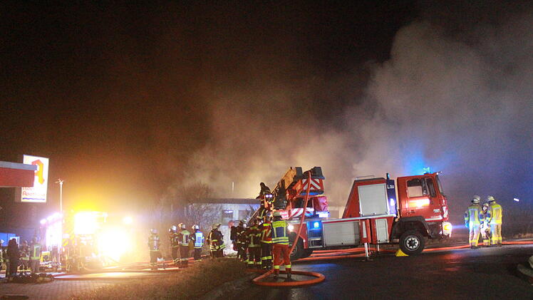 Bungalow brennt völlig aus - Bewohnerin wird verletzt
