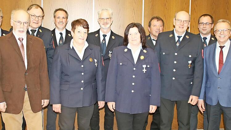 Staatliche Ehrung der Aktiven: (von links) Klaus Wüscher, August Weingart, Kreisbrandrat Benno Metz, rechts außen Kommandant Jens Weingart, Emil Müller und 2. Kommandant Frederik Schießer, dazwischen die Geehrten Christian Schmitt, Antonia Volkmut...
