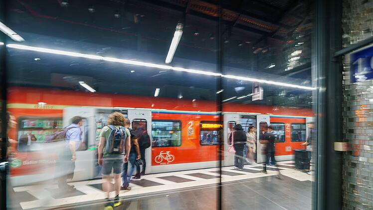 Studierende pendeln oft länger als Berufstätige
