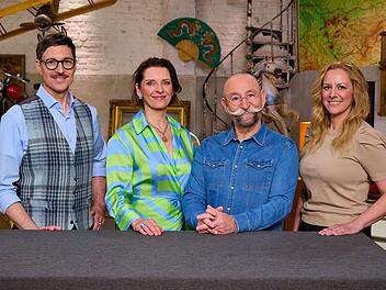 Wurde das "Bares f&uuml;r Rares"-Team durch einen Hacker kompromittiert? Von links: Colmar Schulte-Goltz, Wendela Horz, Moderator Horst Lichter und Annika Ra&szlig;bach.