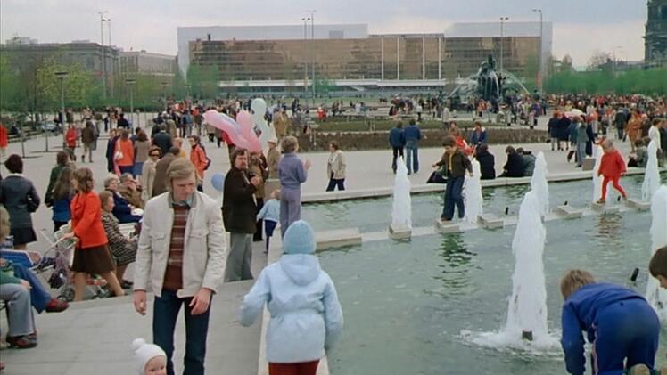 Get&uuml;mmel vor dem Volkspalast - heute steht an gleicher Stelle das neue Humboldt-Forum mit zweifelhafter Barockfassade.