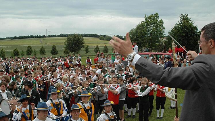 Bezirksdirigent Jürgen Weyer dirigiert.