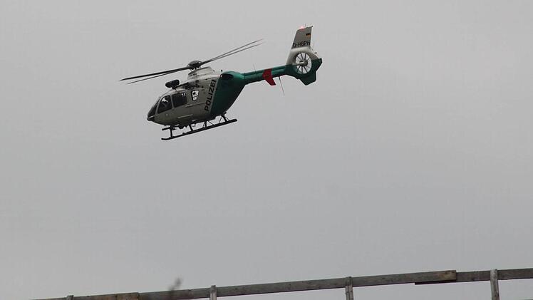 Ein Polizei-Hubschrauber kreiste über der Unfallstelle. Er war von der Verfolgungsjagd in Geroda am Wochenende noch vor Ort.