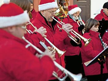 Die "kleine Dorfmusik" spielt zum weihnachtlichen Standkonzert auf.  Foto: privat