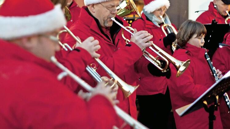 Die "kleine Dorfmusik" spielt zum weihnachtlichen Standkonzert auf.  Foto: privat