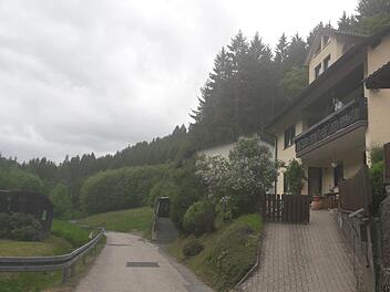 Weil sein Haus (rechts) an die Grieser Straße angrenzt, soll Harry Barras für deren Ausbau 20 000 Euro bezahlen. Foto: Veronika Schadeck