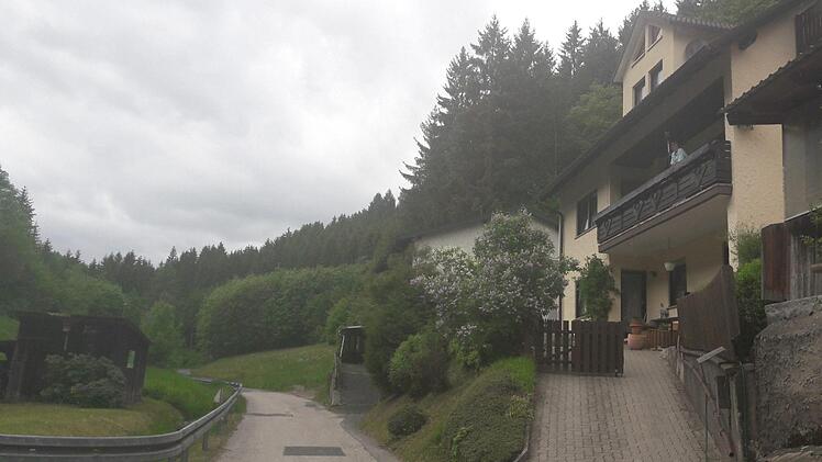Weil sein Haus (rechts) an die Grieser Straße angrenzt, soll Harry Barras für deren Ausbau 20 000 Euro bezahlen. Foto: Veronika Schadeck