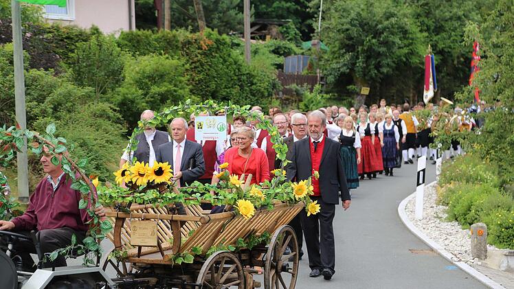 Der Festzug zum Marktplatz Foto: Franz Galster