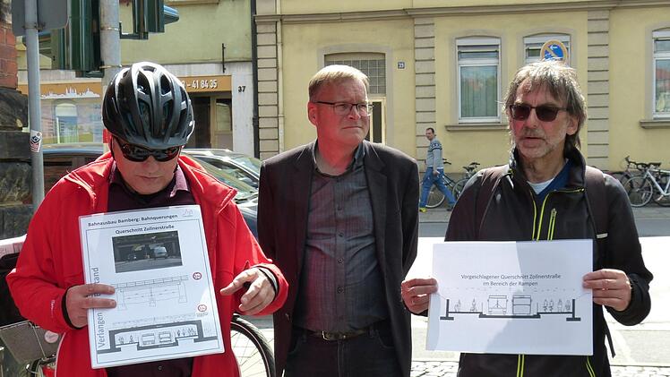 OB Andreas Starke (Mitte) begrüßte die Teilnehmer an der Info-Tour (links Bernhard Leiter, rechts  Claus Reinhardt). Foto: Julian Megerle