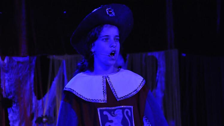 Eine Herausforderung für eine junge Stimme, das Lied "Ich bin das Gespenst von Canterville" (hier mit Hannah Kleinhenz).  Foto: Peter Klopf