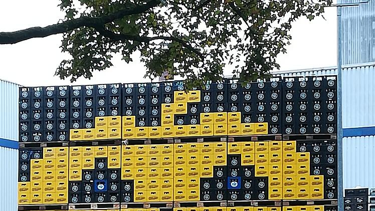 Bayreuth: Brauerei Maisel mit Weihnachtsaktion - Mitarbeiter bauen "Kastenkunstwerk"
