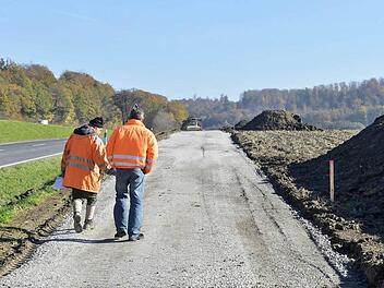 Von Breitbach Richtung Ebrach (hinterm Horizont)  führt ein neuer Geh- und Radweg neben der B 22, nächstes Jahr soll er fertig sein. Foto: Rinklef