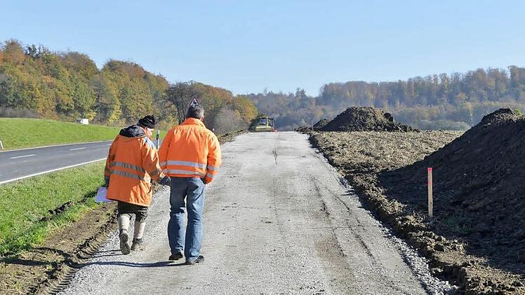 Von Breitbach Richtung Ebrach (hinterm Horizont)  führt ein neuer Geh- und Radweg neben der B 22, nächstes Jahr soll er fertig sein. Foto: Rinklef