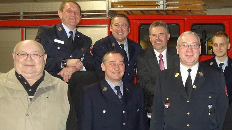 Der stellvertretende Landrat Paul Streng, die 2. Bürgermeisterin Katharina Riedel und der Kreisbrandrat Roland Eckert nahmen die Ehrungen langjähriger Mitglieder vor.