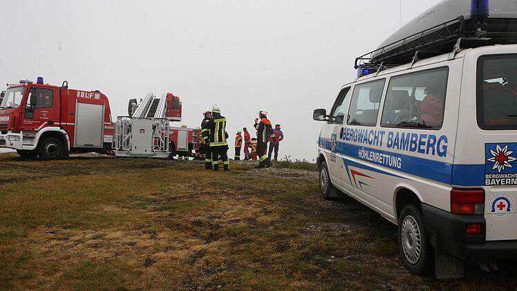 Bergwacht und die Feuerwehr mit einer Drehleiter stehen an der Stelle, an der der Wagen vom Plateau hinab stürzte. Foto: Stefan Johannes