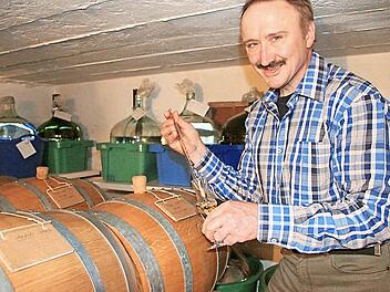 Karlheinz Federlein ist schon gespannt auf seinen ersten Single Malt-Whisky. Der reift gerade in den Eichenfässern heran. Foto: Heike Beudert