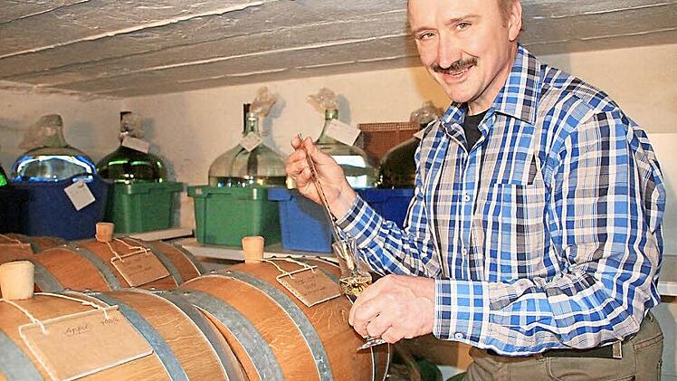 Karlheinz Federlein ist schon gespannt auf seinen ersten Single Malt-Whisky. Der reift gerade in den Eichenfässern heran. Foto: Heike Beudert