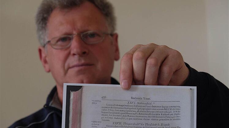 Werner Ziegert zeigt einen Ausdruck aus dem Kopialbuch. Foto: Gerd Schaar