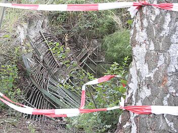 Das Gitter am Durchlass des Schwollgrabens ist seit dem Unfall im April beschädigt. Foto: Josef Hofbauer