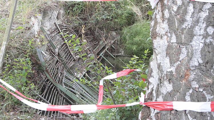 Das Gitter am Durchlass des Schwollgrabens ist seit dem Unfall im April beschädigt. Foto: Josef Hofbauer