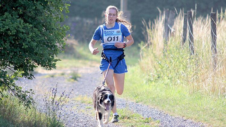 Katharina Büttcher beim 2000 Meter-Lauf mit Border Collie "Lucky". Die beiden benötigen für die Strecke 7,31 Minuten und wurden in der Altersklasse "ab 15 W" Erste.