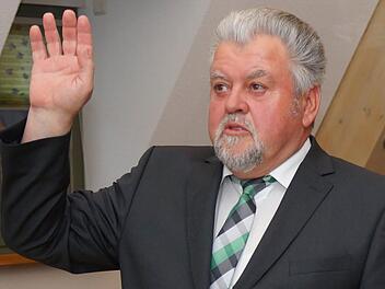 Siegfried Bauer bei seiner Vereidigung als Zweiter Bürgermeister von Zapfendorf im vergangenen Jahr. Foto: Johannes Michel/Archiv