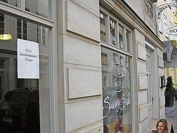 "Hier kostenloses W-Lan" wirbt ein Geschäft in der Rosengasse. Die Stadt will ab nächstem Jahr ebenfalls W-Lan-Zugänge eröffnen, mit Hilfe der SÜC-Tochteregsellschaft SÜC//dacor. Foto: Simone Bastian