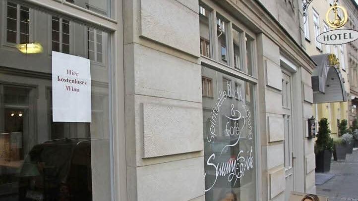 "Hier kostenloses W-Lan" wirbt ein Geschäft in der Rosengasse. Die Stadt will ab nächstem Jahr ebenfalls W-Lan-Zugänge eröffnen, mit Hilfe der SÜC-Tochteregsellschaft SÜC//dacor. Foto: Simone Bastian
