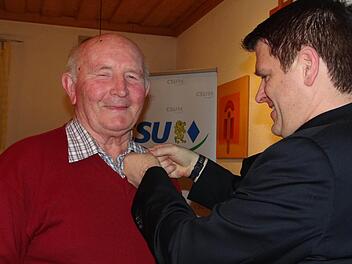 Theofried Leidner war bei der CSU Pfarrweisach in den letzten 45 Jahren immer da, wenn man ihn brauchte. Steffen Vogel bedankte sich bei ihm mit einer Ehrennadel. Foto: Johanna Eckert