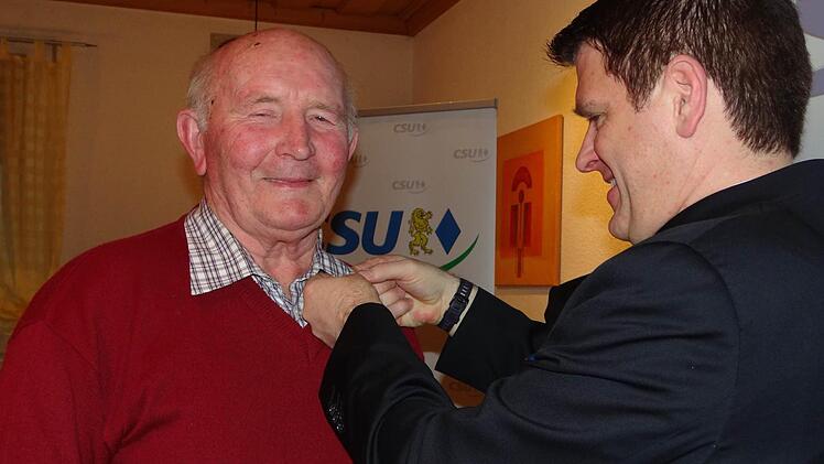 Theofried Leidner war bei der CSU Pfarrweisach in den letzten 45 Jahren immer da, wenn man ihn brauchte. Steffen Vogel bedankte sich bei ihm mit einer Ehrennadel. Foto: Johanna Eckert
