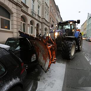 Hof: Schneepflug rammt geparkte Autos