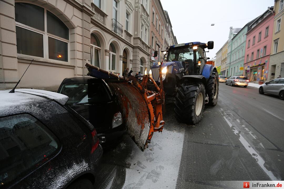 Hof: Schneepflug rammt geparkte Autos