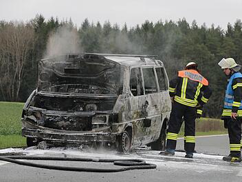 Die Staatsstra&szlig;e 2191 war w&auml;hrend der Bergungsarbeiten f&uuml;r zwei Stunden zwischen Hollfeld und Eichenh&uuml;ll gesperrt.  Fotos: Ferdinand Merzbach