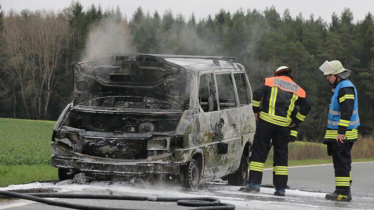 Die Staatsstra&szlig;e 2191 war w&auml;hrend der Bergungsarbeiten f&uuml;r zwei Stunden zwischen Hollfeld und Eichenh&uuml;ll gesperrt.  Fotos: Ferdinand Merzbach