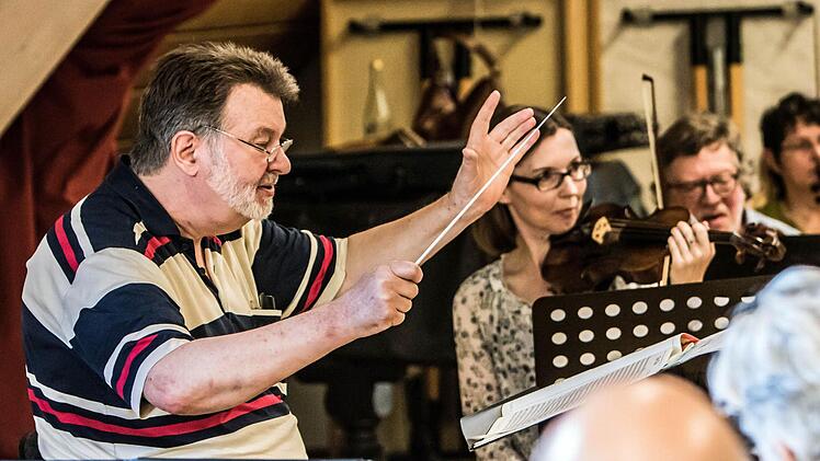 Intensiv bereitet sich das Orchester der "Musikfreunde Neustadt" auf sein Open-Air-Konzert am Sonntag (3. Juli) im Freibad vor.Foto: Jochen Berger