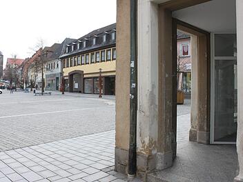 In das Gebäude Marktplatz 10 (Bildmitte), in dem bereits die Tourist-Information untergebracht ist, soll auch die Stadtbücherei umziehen. Auch für das Gebäude Marktplatz 2 (vorne rechts angeschnitten) sollen bessere Zeiten anbrechen. Der neue Eigentümer plant einen Schauraum für die 3D-Druck-Technologie und Büroräume. Foto: Popp
