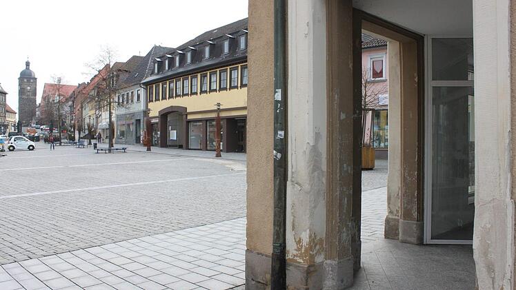 In das Gebäude Marktplatz 10 (Bildmitte), in dem bereits die Tourist-Information untergebracht ist, soll auch die Stadtbücherei umziehen. Auch für das Gebäude Marktplatz 2 (vorne rechts angeschnitten) sollen bessere Zeiten anbrechen. Der neue Eigentümer plant einen Schauraum für die 3D-Druck-Technologie und Büroräume. Foto: Popp
