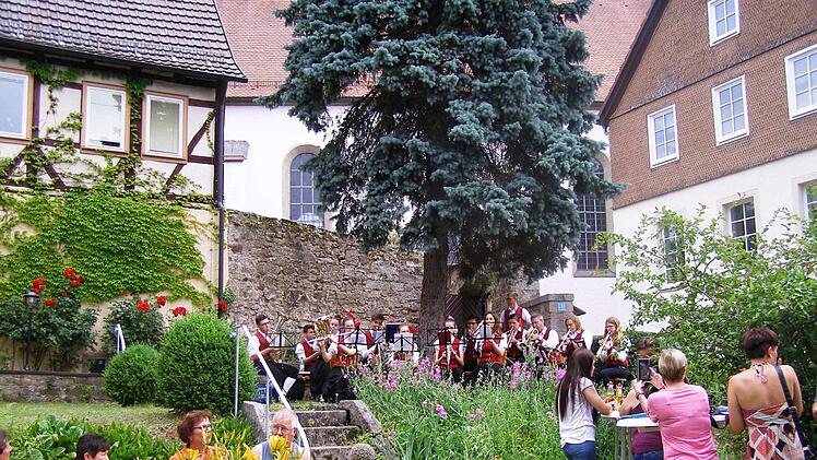 Die Leichtersbacher Musikanten sorgten nicht nur für die Musik. Der Verein feierte zeitgleich sein 50-jähriges Bestehen und sorgte so beim Tag der offenen Gartentür auch für die Bewirtung.  Foto: Wolfgang Saam