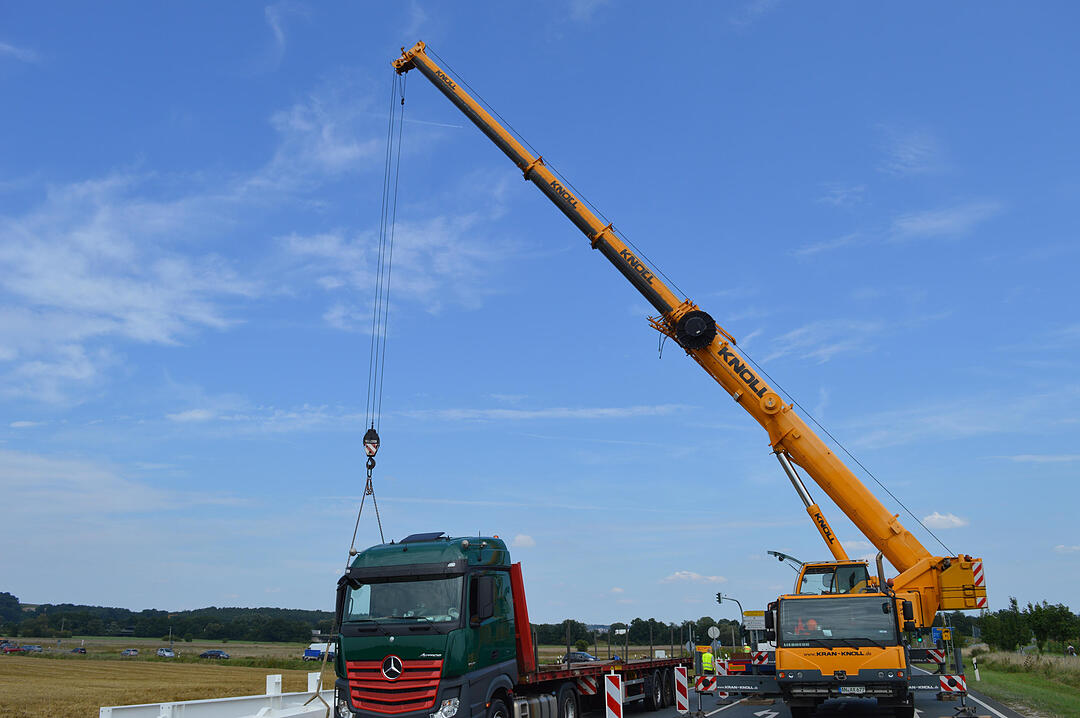 B 470 bei Gremsdorf: 16 Tonnen Stahl auf Abwegen