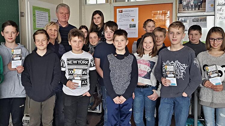 Aufgeschlossen standen die Schüler der Mittelschule Ebern den Ausführungen der Vertreter des Weißen Rings, Barbara Hertrampf und Helmut Will (Vierte und Fünfter von links), gegenüber.Marianne Andres