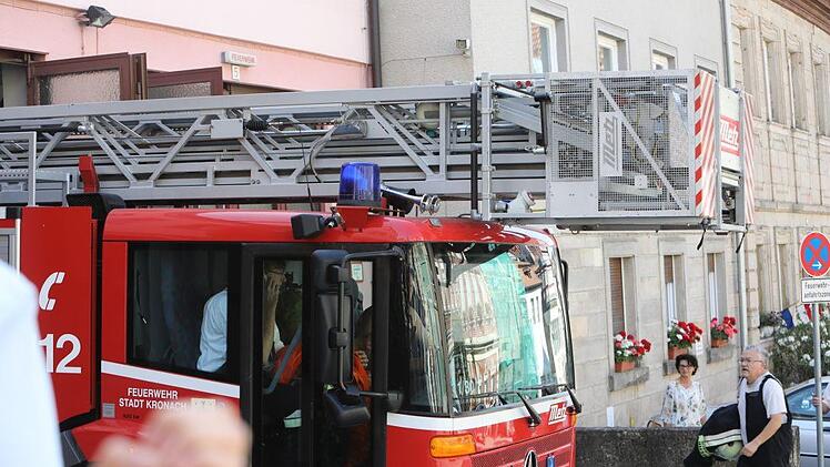 Verzögert wurde der Schützenauszug von einem Einsatz der Feuerwehr. Foto: Barbara Herbst