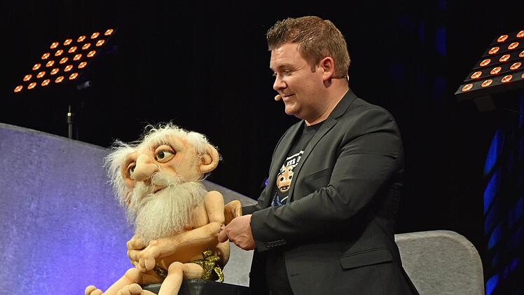 Der Engel AMor hat im Programm "Glückskeks" von Sebastian Reich seinen ersten Auftritt.