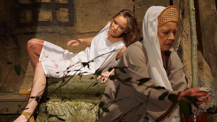 Die Untersuchung der Jungfräulichkeit Maries nach deren Schändung - eine gespenstische Szene. Wolfgang Schoberth