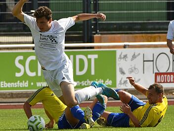 Umk&auml;mpfte Partie: Die Mitwitzer Carsten Engel (links) und Marc Parchent nehmen Simon Schug vom TSV Ebensfeld in die Mangel.  Foto: Gunther Czepera