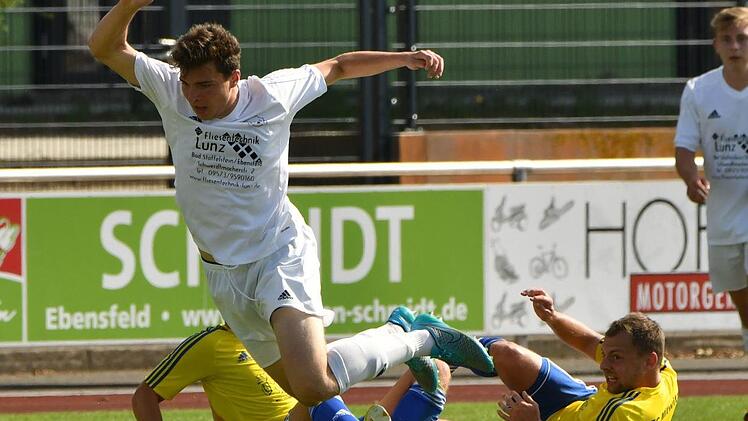 Umk&auml;mpfte Partie: Die Mitwitzer Carsten Engel (links) und Marc Parchent nehmen Simon Schug vom TSV Ebensfeld in die Mangel.  Foto: Gunther Czepera