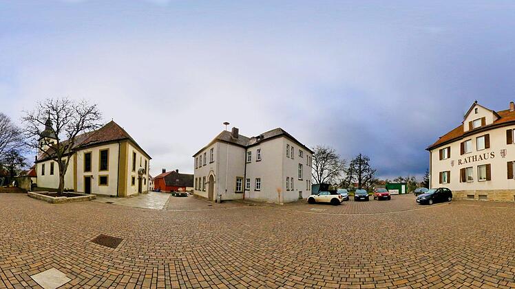 Der eigentliche Schul- und Kirchhof in Rannungen ist fast fertig. Noch  dieses Jahr sollten vier  Platanen gepflanzt werden. Damit wird es aber  nichts, da der Gemeinderat die Lieferung des dazu nötigen  Baumpflanz-Substrates ablehnte. Unser 360-Grad-Panoramabild zeigt den  gesamten Platz. Foto: Dieter Britz