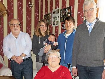 Alles Gute wünschten (von links hinten) Klaus Häublein, Rebecca mit Urenkel Levi Häublein, Thomas Häublein und Bürgermeister Bernhard Storath, Geburtstagskind Resi (vorne) ist glücklich. Foto: Monika Schütz