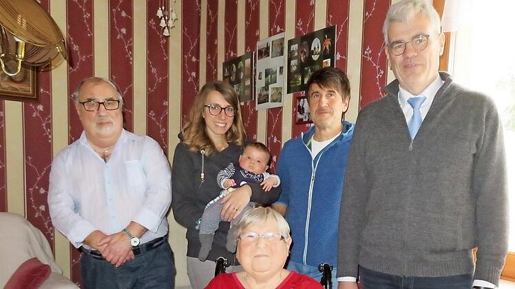 Alles Gute wünschten (von links hinten) Klaus Häublein, Rebecca mit Urenkel Levi Häublein, Thomas Häublein und Bürgermeister Bernhard Storath, Geburtstagskind Resi (vorne) ist glücklich. Foto: Monika Schütz