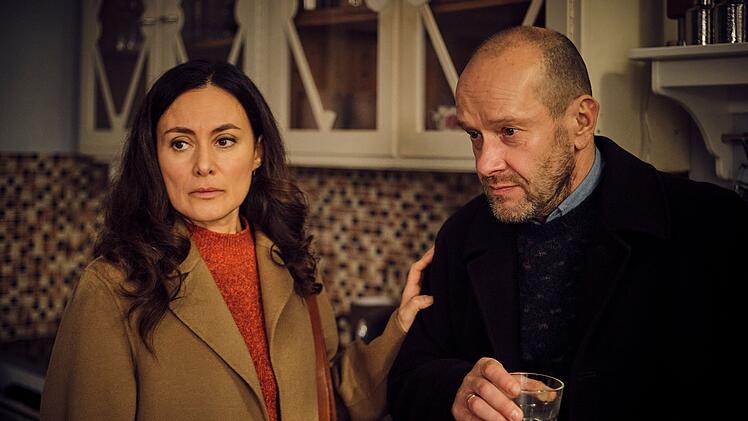 Die Eltern der Toten, Henning und Yasemin Schlüter (Robert Kuchenbuch und Idil Üner), sind schockiert über den Tod ihrer Tochter. Wie konnte es so weit kommen, dass sie - ohne Streit - über Monate keinen Kontakt mehr zu ihrem Kind hatten?